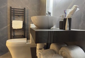 Douche, sèche-cheveux, serviettes fournies, savon
