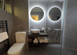 Dusche, Haartrockner, Handtücher, Seife