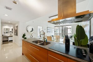 Fridge, microwave, oven, stovetop - Icon Brickell Condo w/ Pool, Spa, Gym + City Views (Miami)