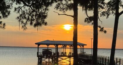 Relaxing Cottage Getaway on the Lake with full water access. Sleeps 12.