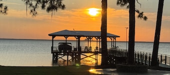 Relaxing Cottage Getaway on the Lake with full water access. Sleeps 12.