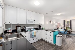 Een koelkast, een microgolfoven, een oven, een kookplaat