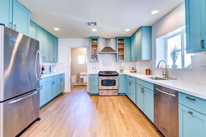 Een koelkast, een microgolfoven, een oven, een kookplaat