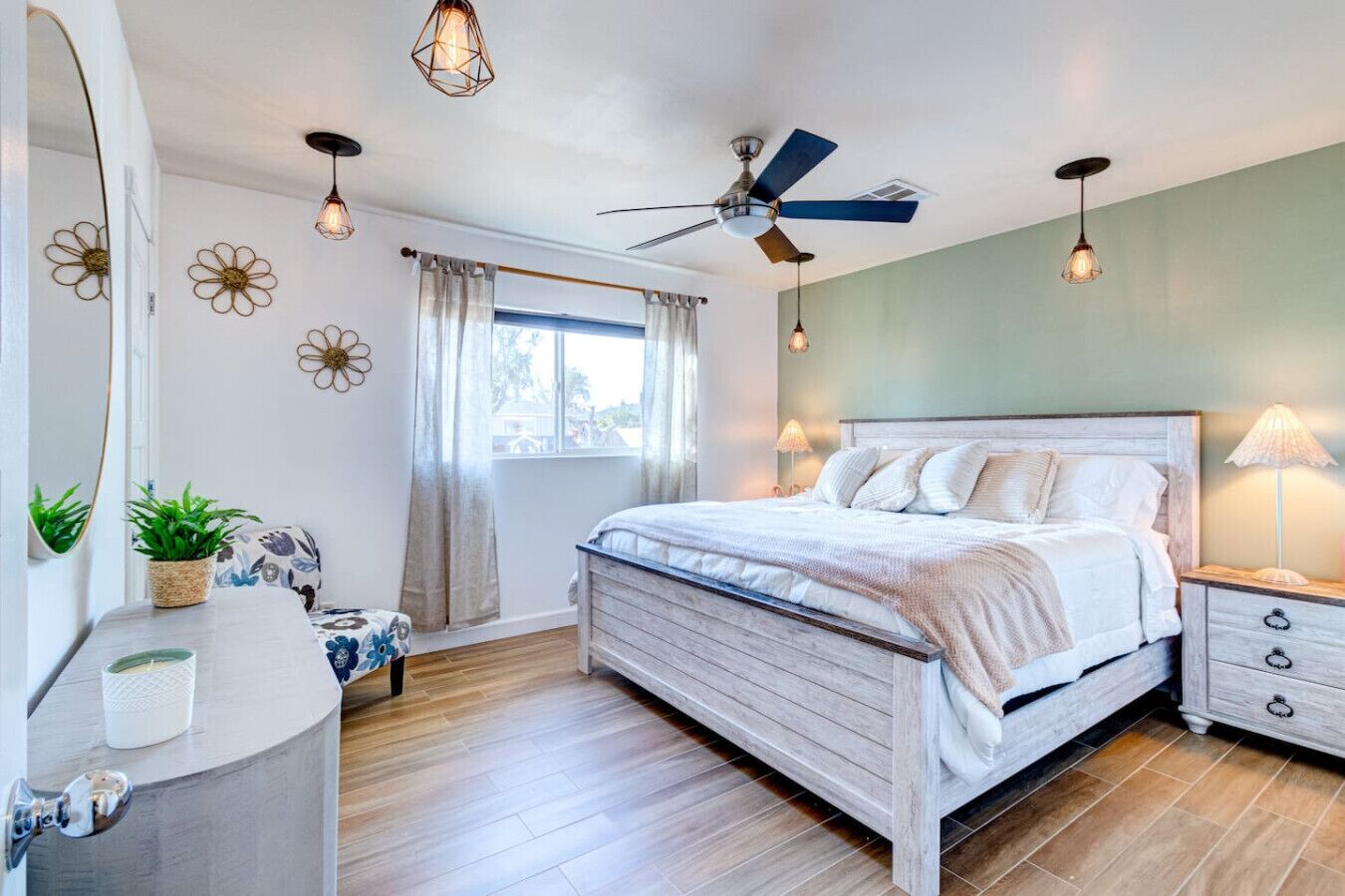 3 bedrooms, desk, iron/ironing board, travel crib