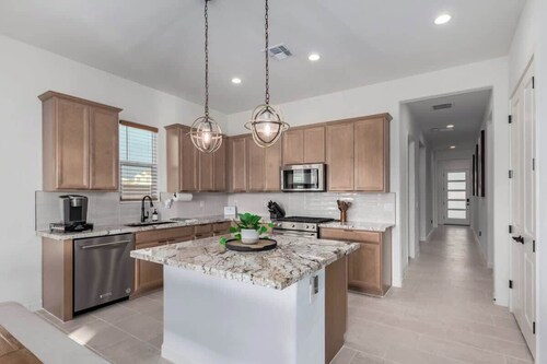 Luxe 4BR Retreat w/ Pool, Hot Tub & Sunset Views