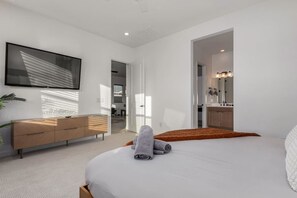 4 slaapkamers, een bureau, een strijkplank/strijkijzer, wifi