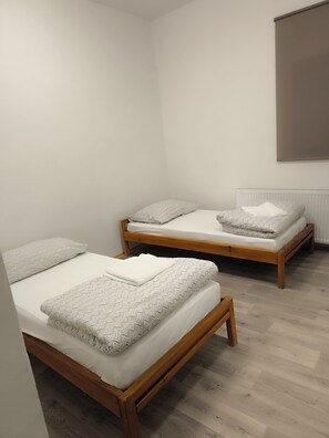 4 habitaciones, tabla de planchar con plancha, wifi y ropa de cama 