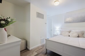 2 chambres, coffres-forts dans les chambres, fer et planche à repasser