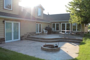 Outdoor dining - Terrific 3-bedroom house on the beautiful Clark Fork River (Garrison)