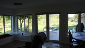 Une pièce spacieuse dotée de grandes portes-fenêtres coulissantes qui donnent sur un patio extérieur.