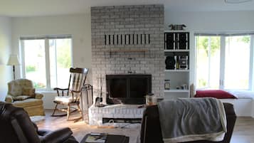 Smart TV, fireplace, books, stereo