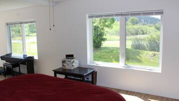 3 bedrooms, desk, iron/ironing board, free WiFi