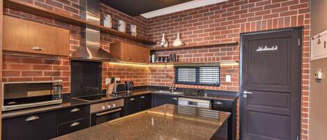 Frigorífico, microondas, horno y placa de cocina