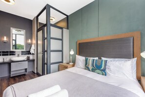 2 chambres, coffres-forts dans les chambres, fer et planche à repasser