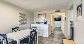 Dining - Beach Front 1-bedroom apartment; Walk to Margaritaville, Fort Myers Beach (Fort Myers Beach)