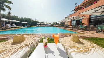 2 piscine all'aperto, ombrelloni da piscina, lettini