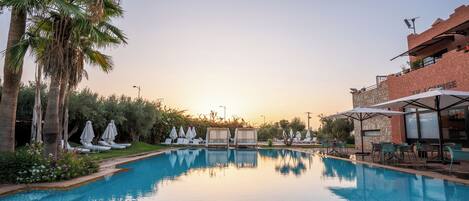 2 piscines extérieures, parasols de plage, chaises longues