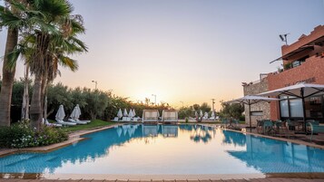 2 piscinas al aire libre (de 10:00 a 19:00), sombrillas, tumbonas