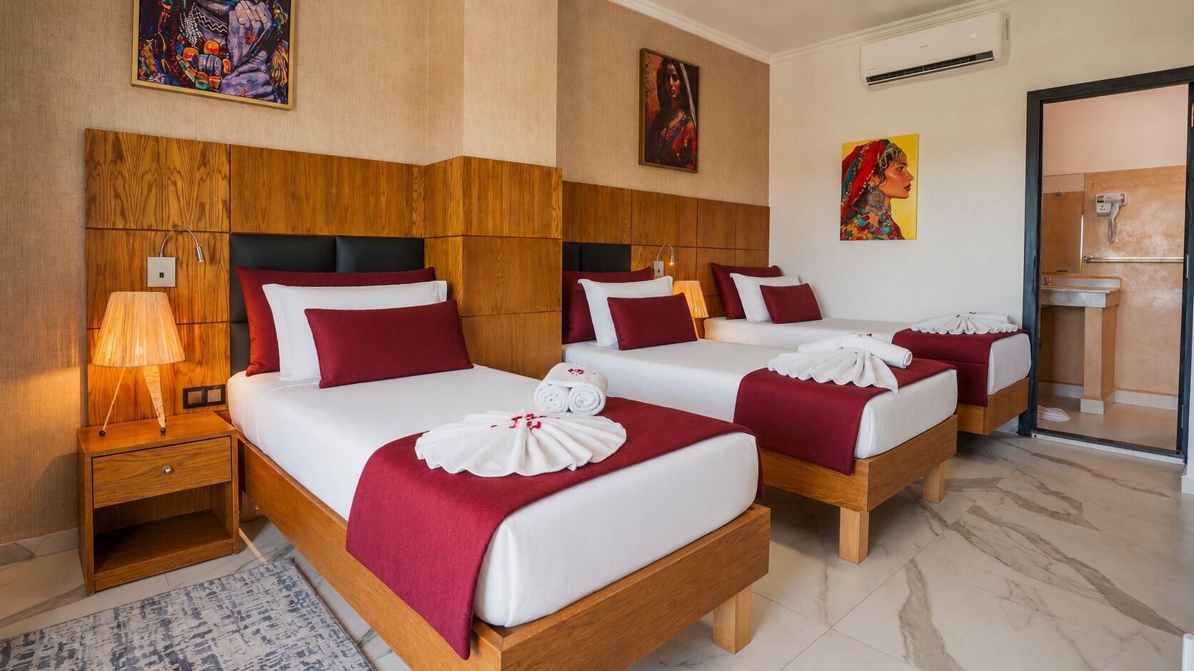 Ropa de cama de alta calidad, cubrecamas y minibar 