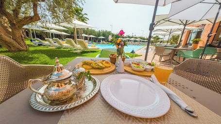 Desayuno continental (EUR 8 por persona)