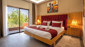 Familiekamer | Luxe beddengoed, donsdekens, een minibar, individueel gedecoreerd