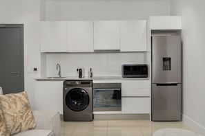 Kühlschrank, Mikrowelle, Ofen, Herdplatte