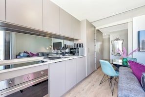 Køleskab, mikrobølgeovn, ovn, kogeplade