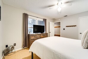 5 habitaciones, escritorio y tabla de planchar con plancha