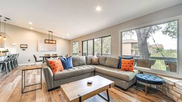 Smart TV, chimenea, futbolito y tenis de mesa