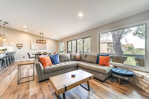Smart TV, lareira, pebolim, mesa de pingue-pongue