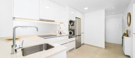 冷蔵庫、電子レンジ、オーブン、コンロ