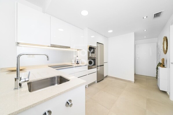 Refrigerador, microondas, horno y parrilla de estufa 