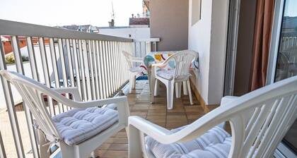 Flat Les Coraux, centre & beach
