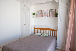 1 quarto, ferros/tábuas de passar roupa, roupa de cama