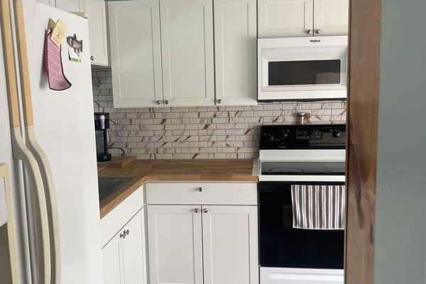 Micro-ondas, fogão, cooktop, talheres/pratos/utensílios de cozinha