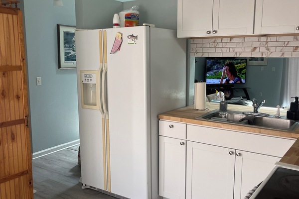 Microwave, oven, stovetop, cookware/dishes/utensils