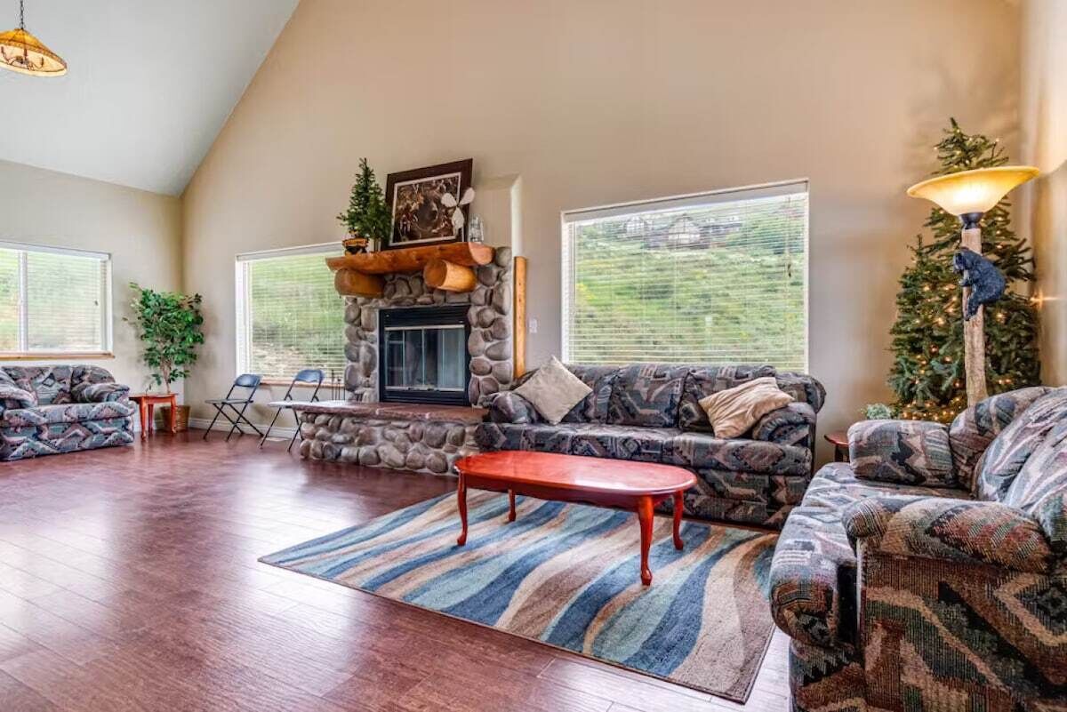 Een televisie en een open haard