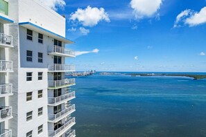 Exterior - Enjoy Brickell Livin: 2-BR Retreat W/ Free Parking (Miami)
