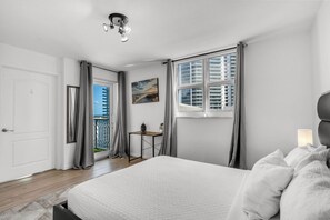 2 chambres, bureau, fer et planche à repasser, lit de bébé portatif