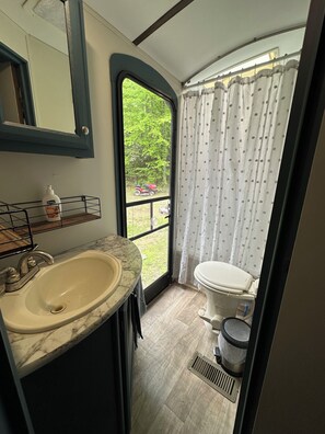 Assecador de cabells, tovalloles, sabó i xampú 