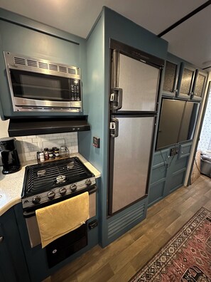 Refrigerador, microondas, horno y parrilla de estufa 