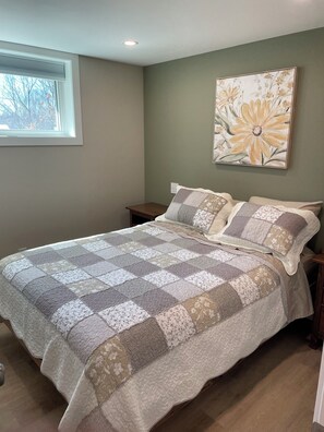 2 bedrooms, free WiFi, bed sheets - The Suite on Paradise Hill, fully furnished basement suite (Prince George)