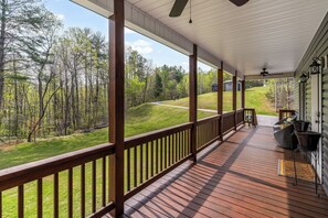 Terrace/patio - Cabin 4, the delightful Happy Cabin in the heart of Moravian Falls, NC (Moravian Falls)