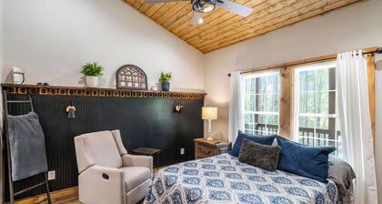 Cabin 4, the delightful Happy Cabin in the heart of Moravian Falls, NC