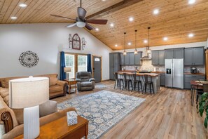 Smart TV, fireplace - Cabin 4, the delightful Happy Cabin in the heart of Moravian Falls, NC (Moravian Falls)
