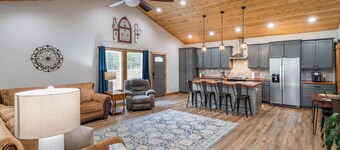 Cabin 4, the delightful Happy Cabin in the heart of Moravian Falls, NC