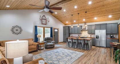 Cabin 4, the delightful Happy Cabin in the heart of Moravian Falls, NC