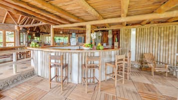 Bar en bord de piscine