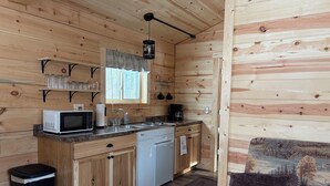 Coffee/tea maker, fridge, microwave, stovetop - Pickerel Retreat - Cabin 2 (Pickerel)
