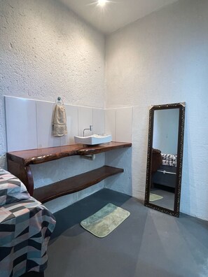 Regadera, amenidades de baño ecológicas, toallas, papel de baño 